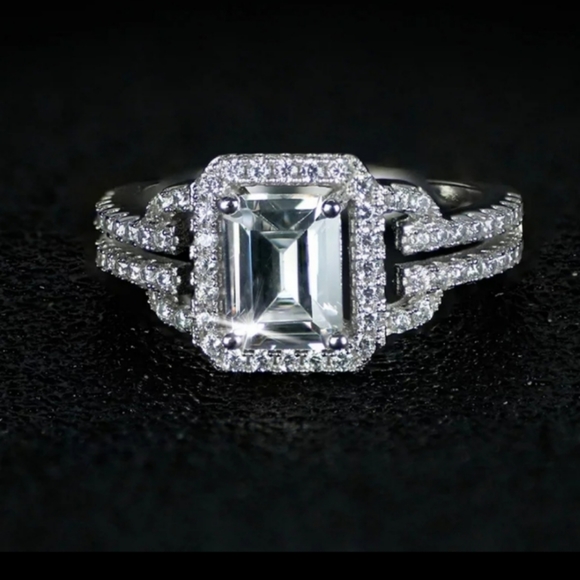 Beautiful Simulated 925 Engagement ring - Picture 10 of 11